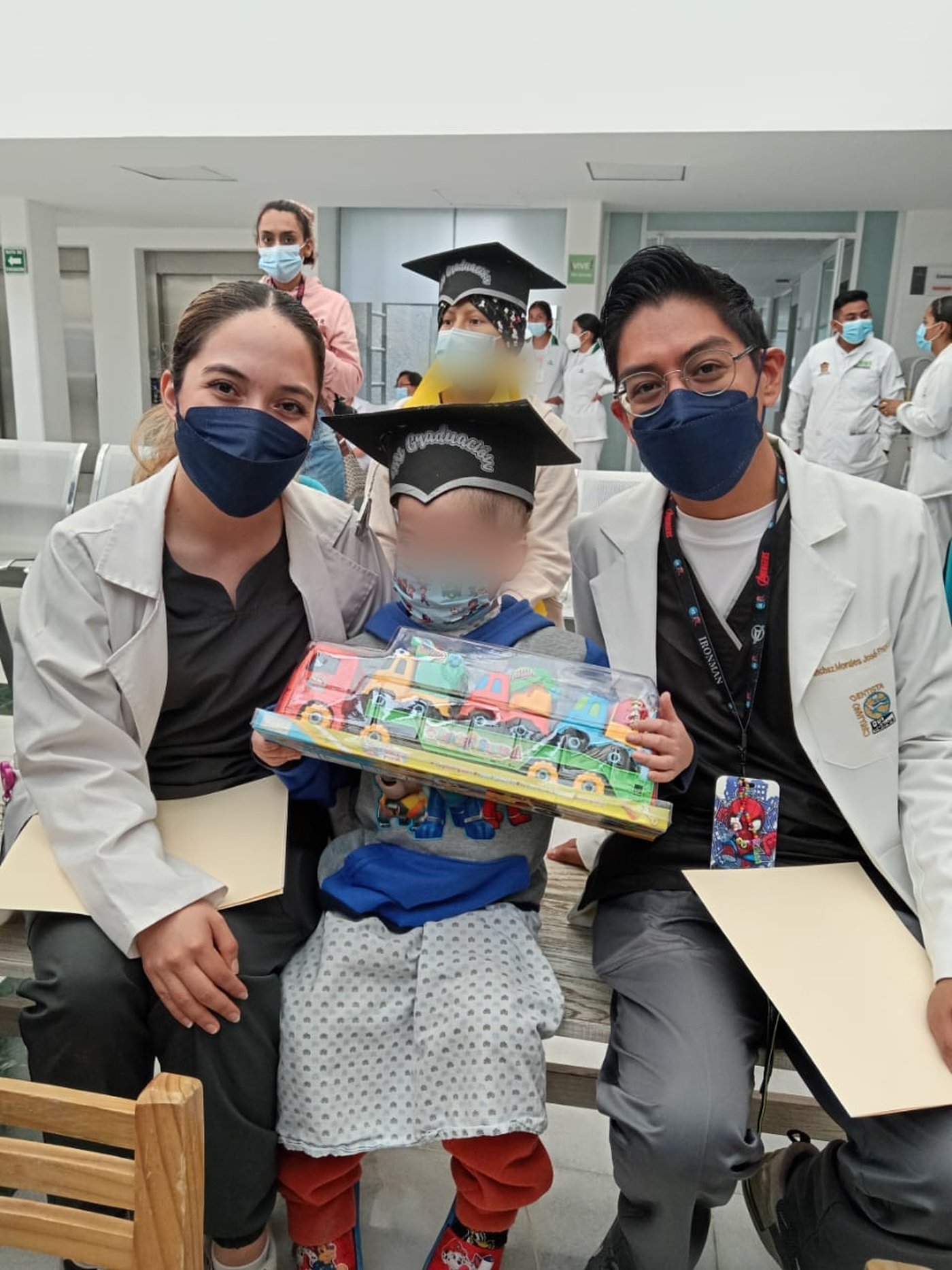 Voluntarios celebran la graduación de un pequeño paciente