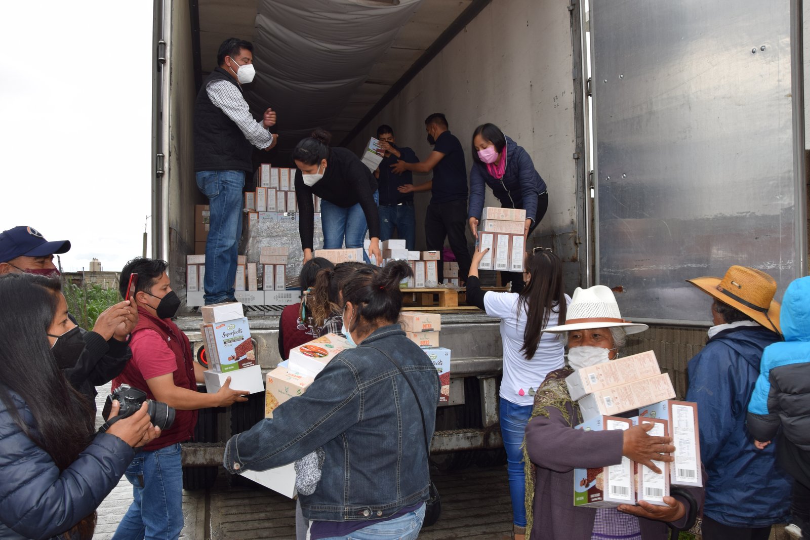 Entrega de la tableta nutritiva en comunidad