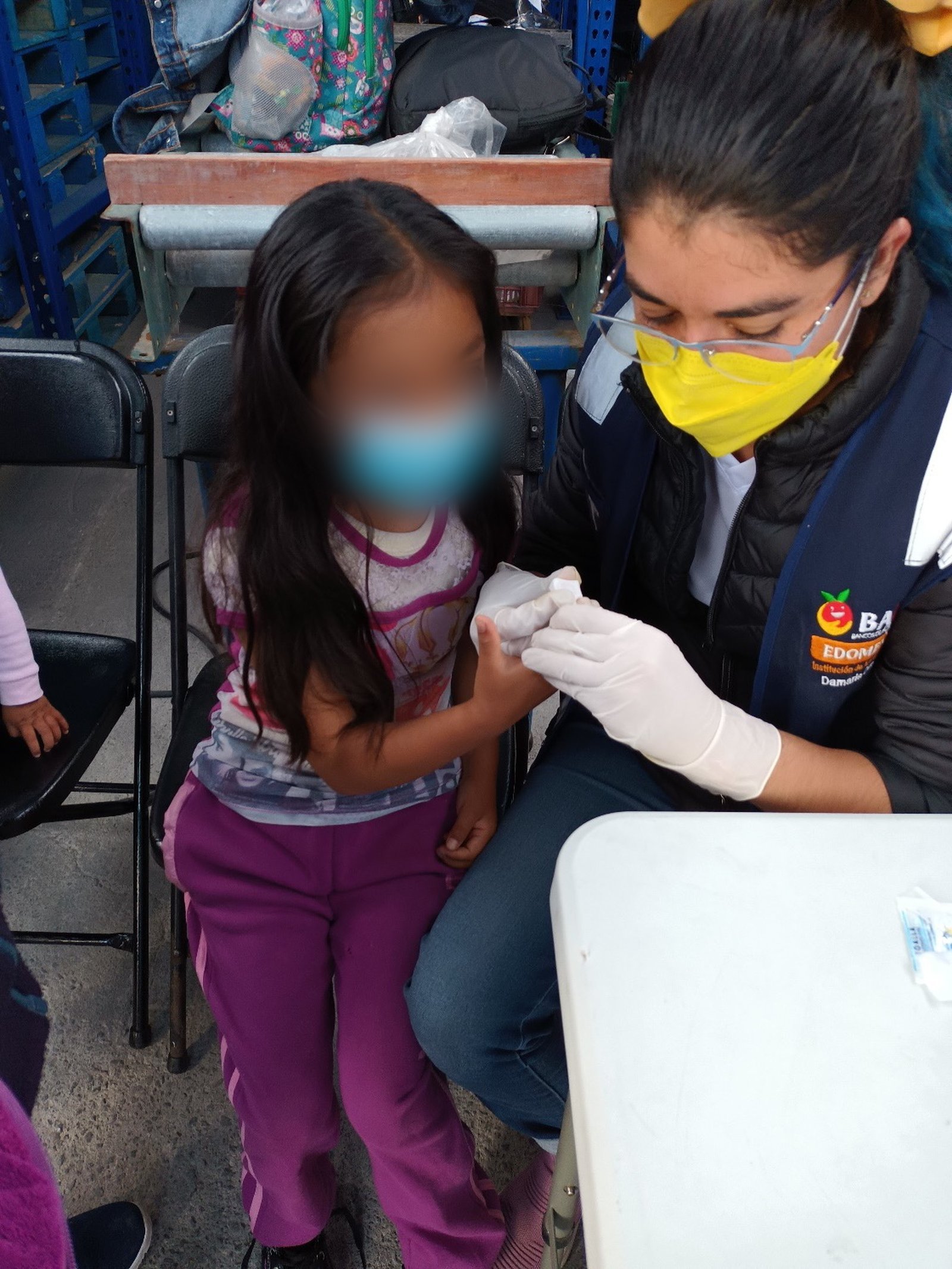 Atención a una alumna durante Pronutrición