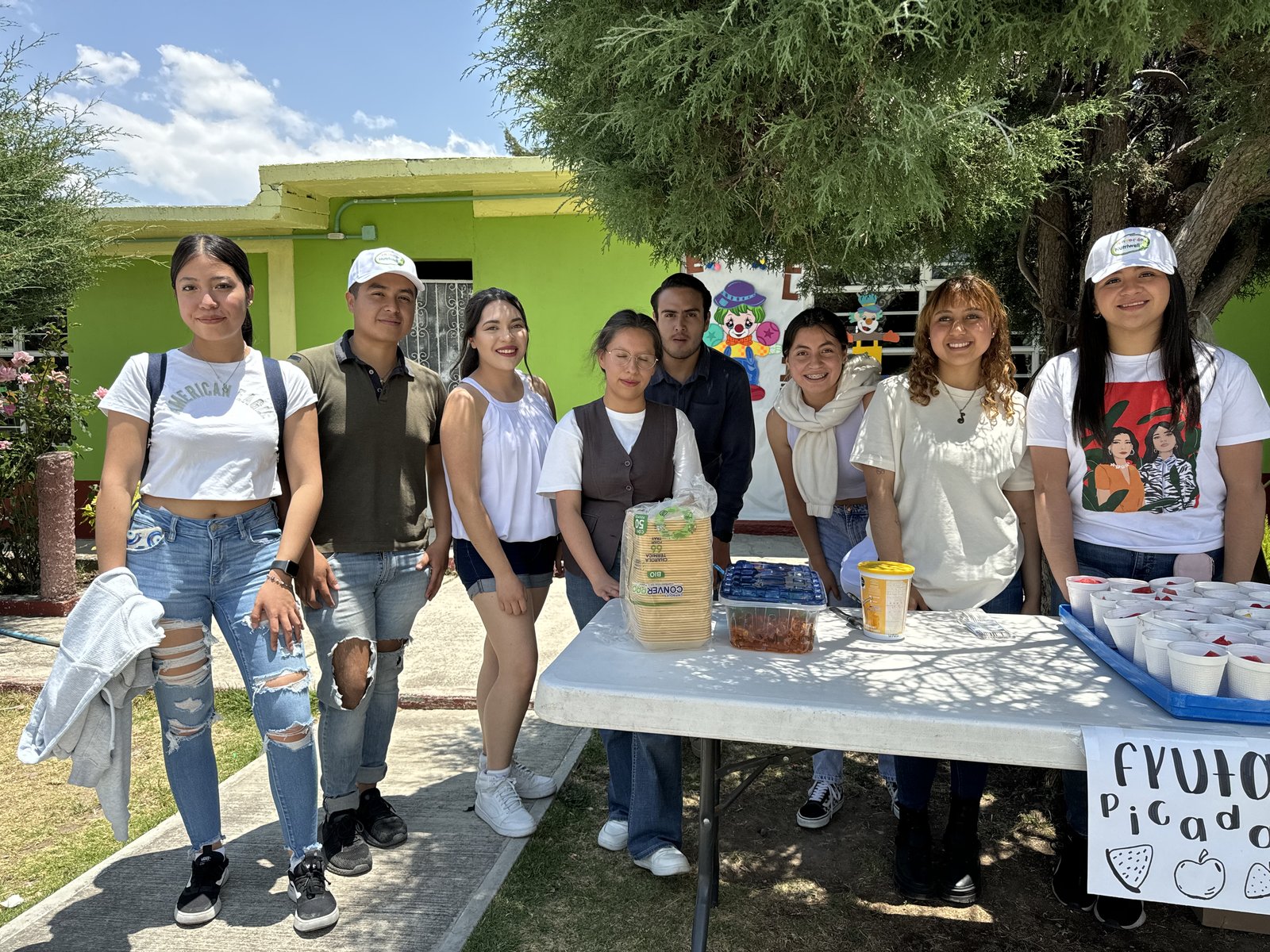 Voluntarios universitarios en comunidad